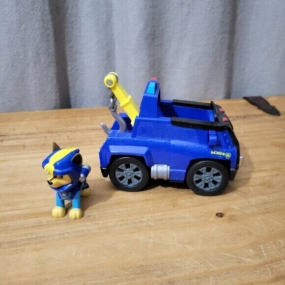 Paw Patrol  Chase'sTow Truck - Figure and Vehicle - Picture 1 of 9
